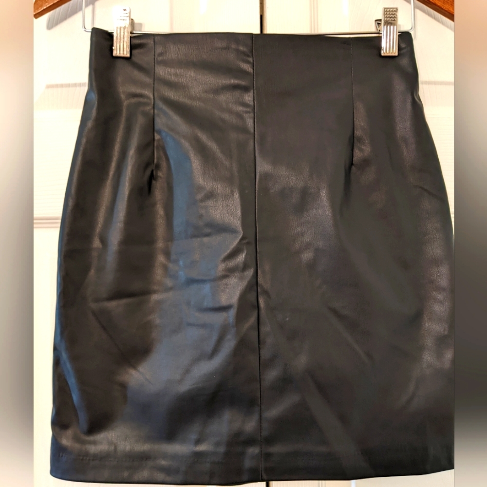 H&M Faux Leather Black Skirt. Size 4